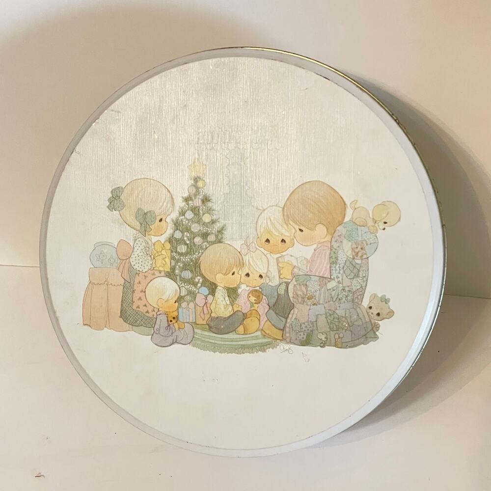 Vtg ENESCO Precious Moments Christmas Cute Tin‎ with Small Pitting Round Family